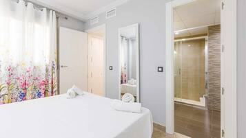 2 dormitorios, tabla de planchar con plancha, cuna de viaje