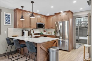 Jääkaappi, mikroaaltouuni, uuni, liesi