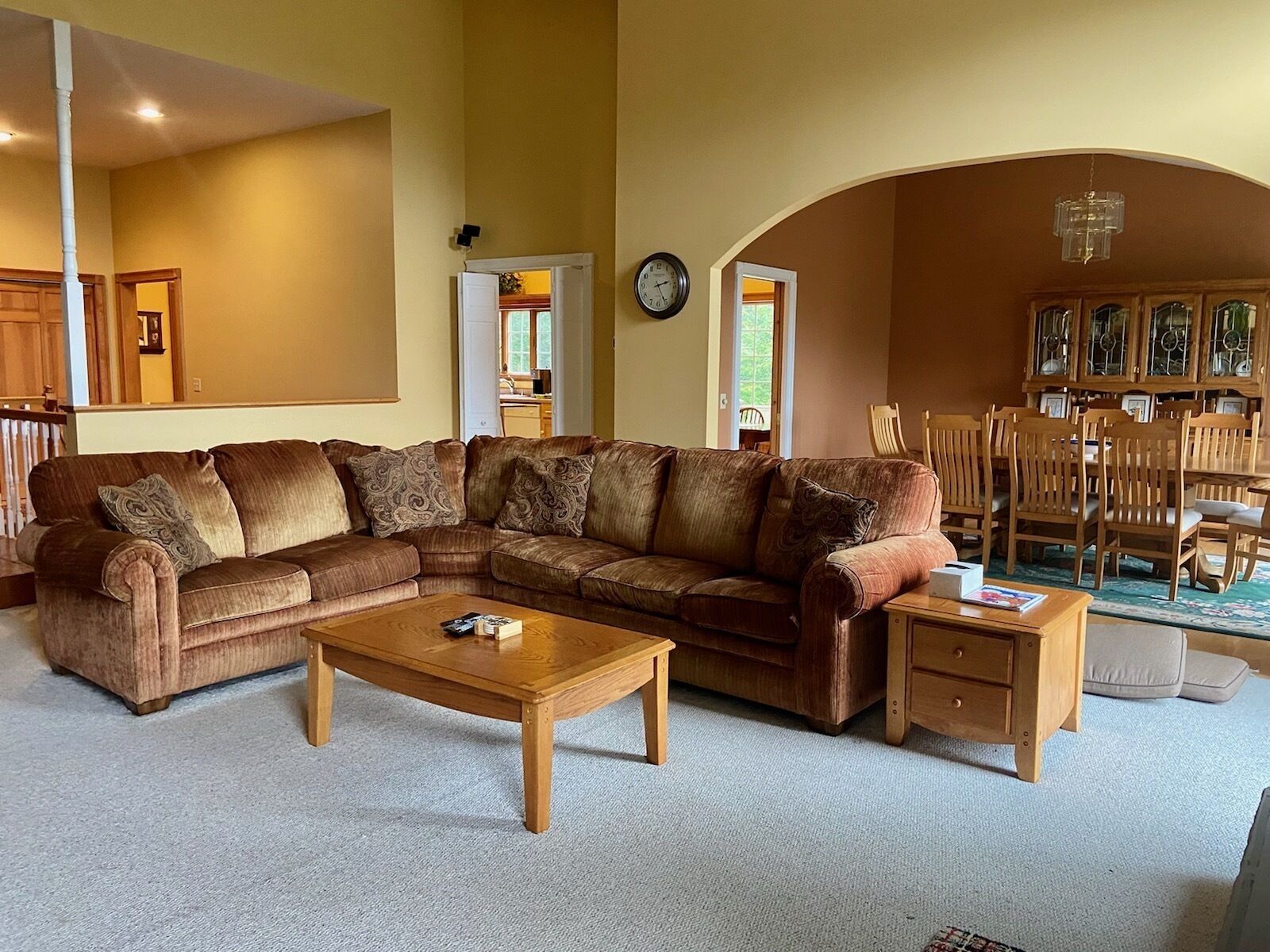 Een smart-tv, een open haard, een dvd-speler en een tafeltennistafel