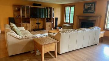 Smart TV, chimenea, reproductor de DVD y tenis de mesa