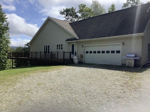 Exterior - Private home on 37 acres with stunning mountain views (Shaftsbury)