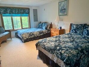 5 bedrooms, iron/ironing board, free WiFi, bed sheets - Private home on 37 acres with stunning mountain views (Shaftsbury)