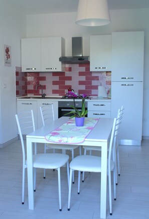 Fridge, oven, stovetop, coffee/tea maker - Simone and Simona apartment, relaxation at Lake Garda (Peschiera del Garda)