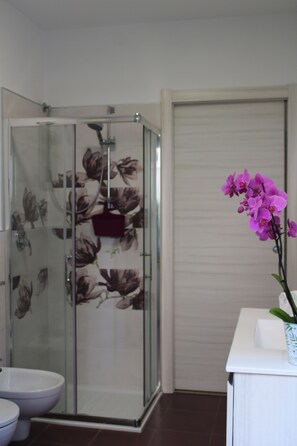 Bruser, hårtørrer, bidet, håndklæder