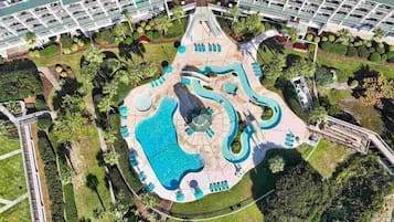 Una piscina cubierta