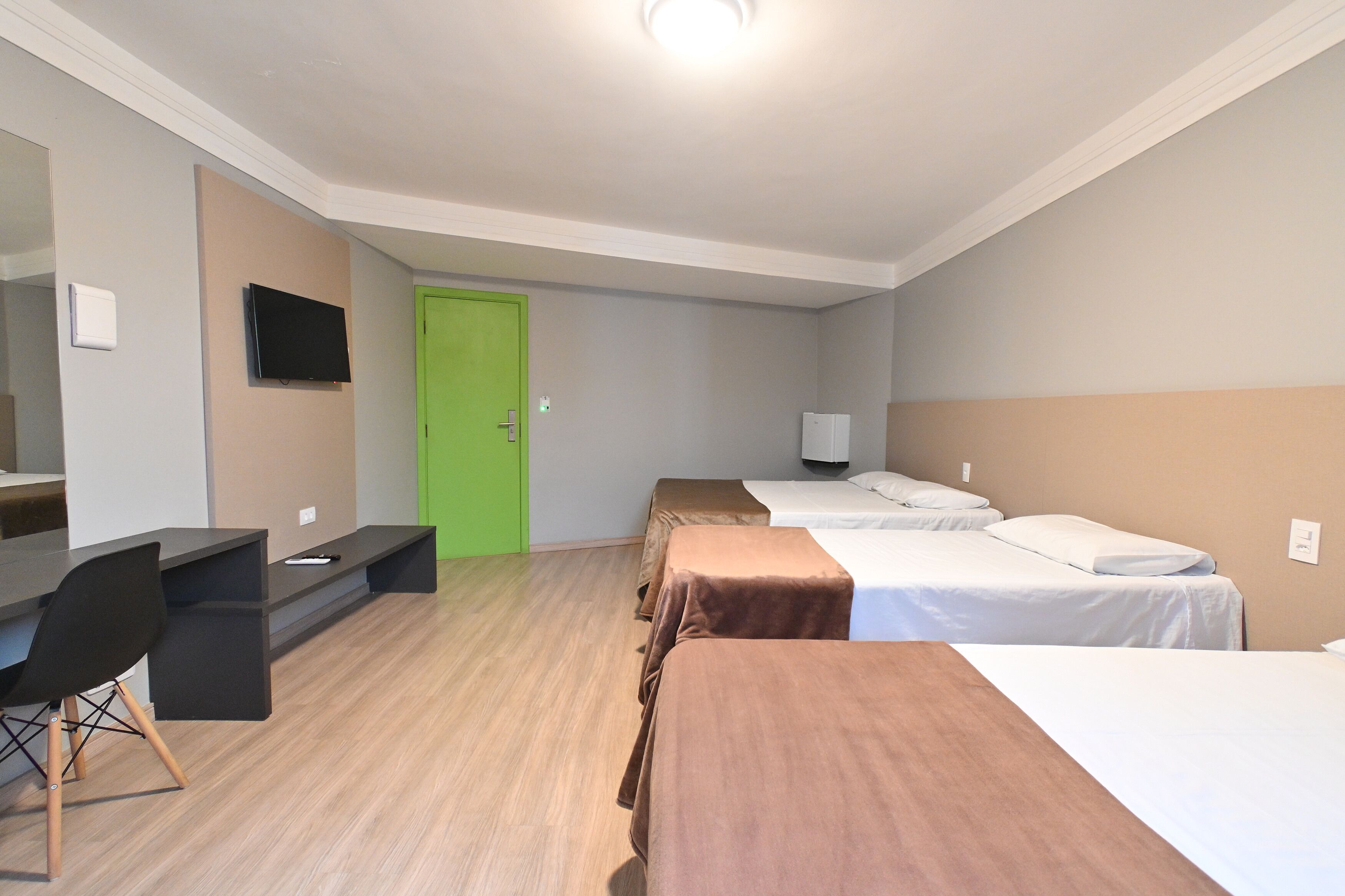 Muebles diferentes, escritorio y espacio para trabajar con laptop 