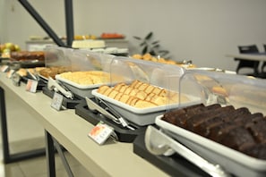 Buffet déjeuner gratuit tous les jours