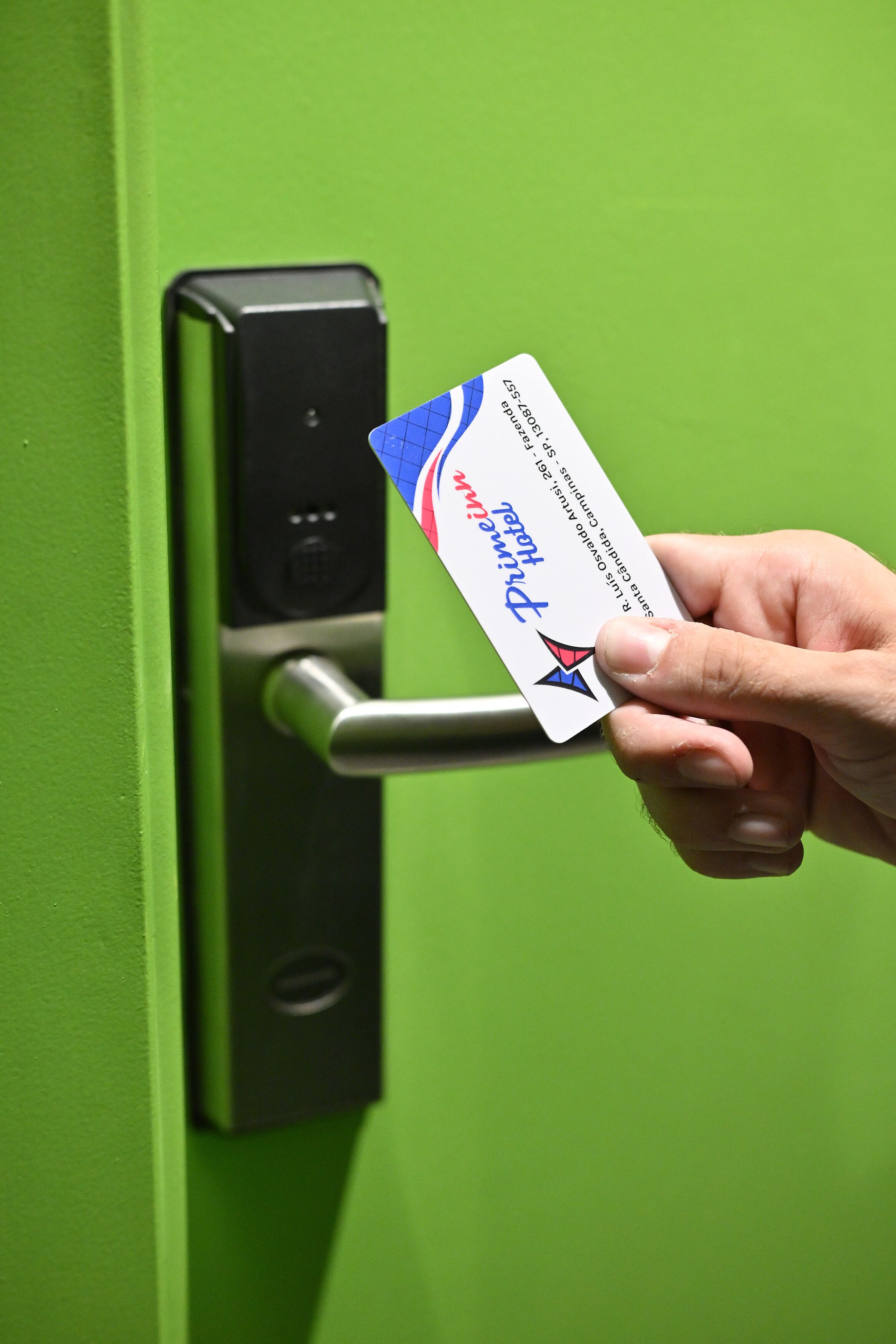 Muebles diferentes, escritorio y espacio para trabajar con laptop 