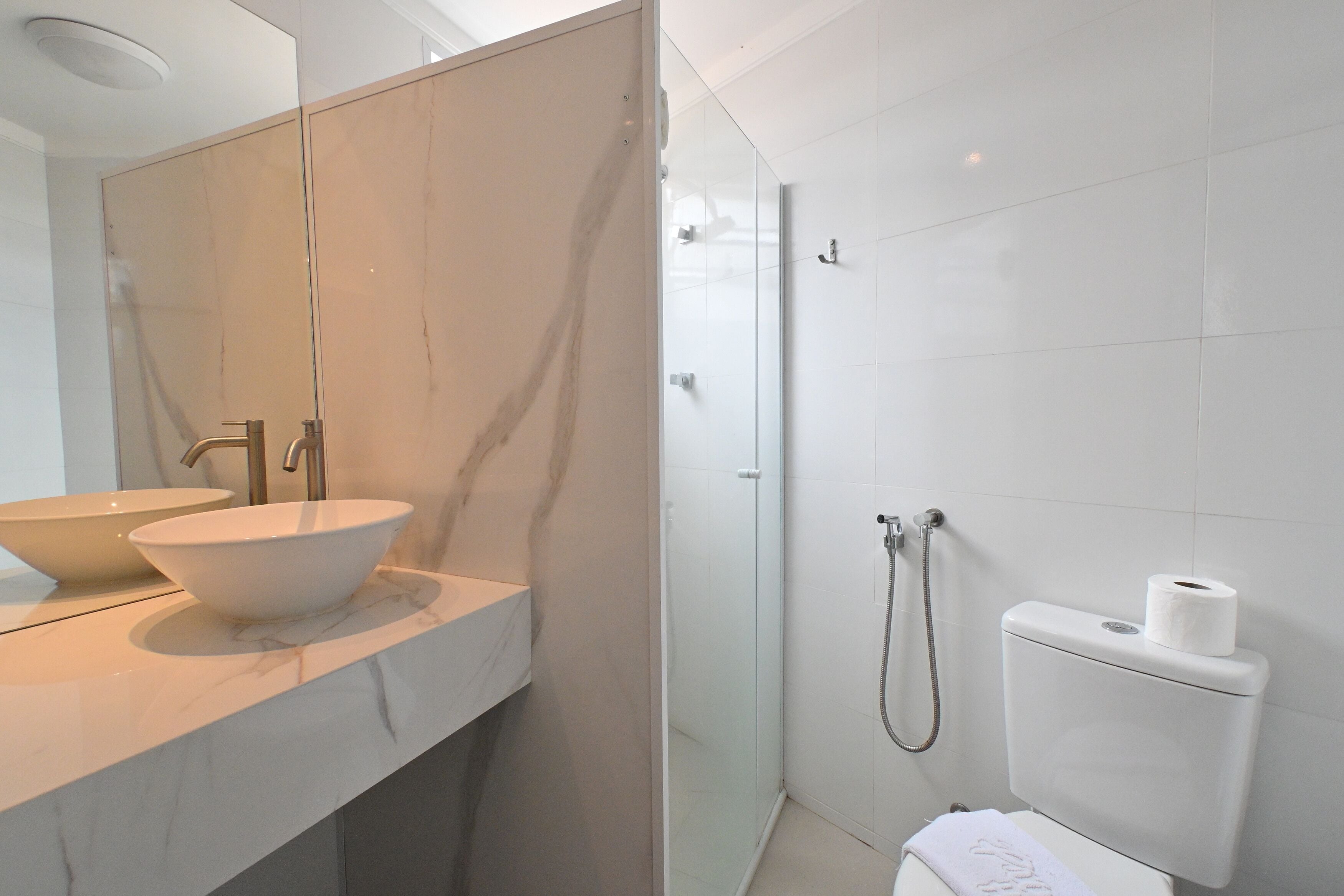 Een douche, een haardroger, handdoeken, zeep