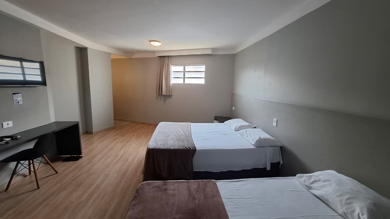 Comfort-Dreibettzimmer | Individuell eingerichtet, Schreibtisch, laptopgeeigneter Arbeitsplatz