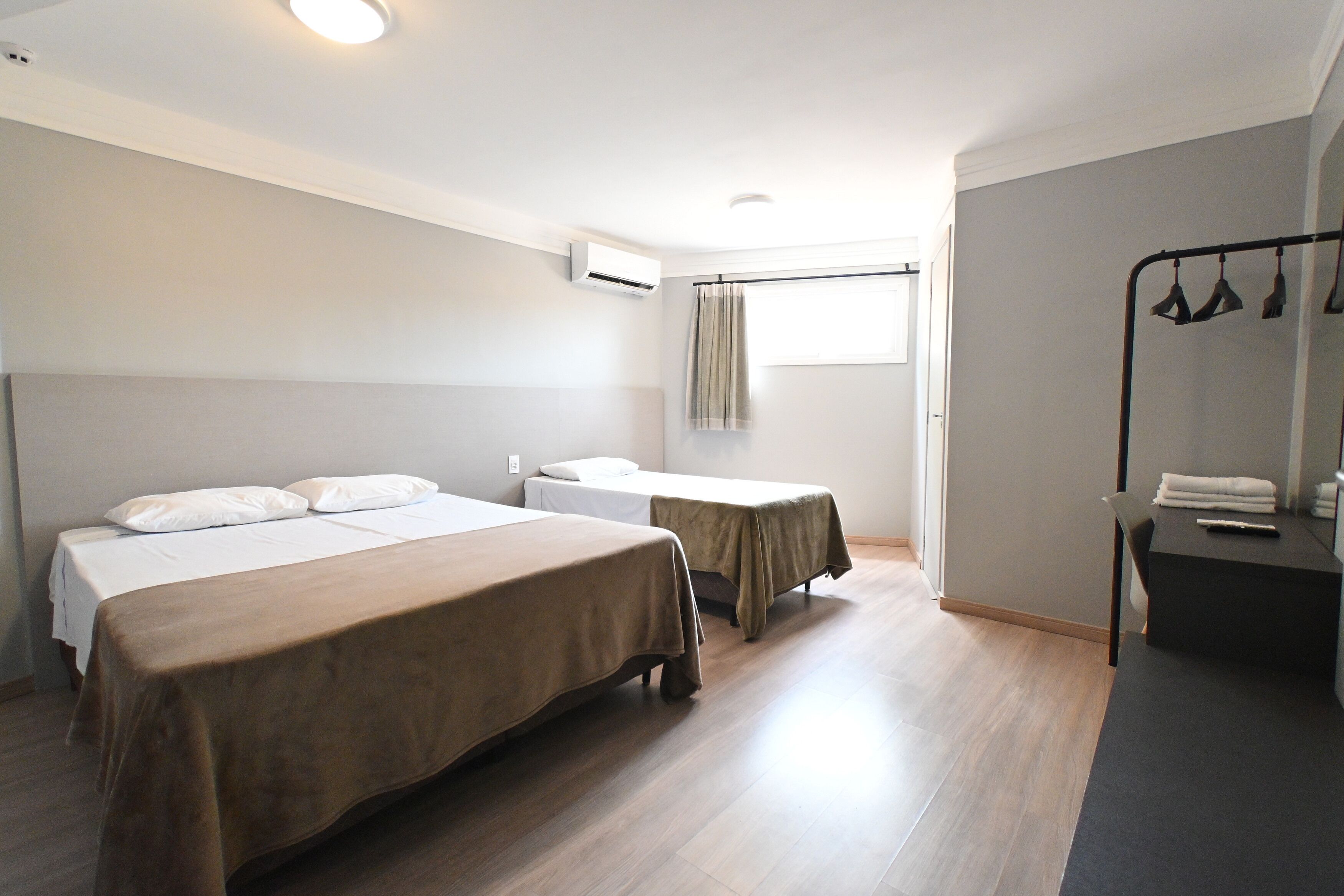 Muebles diferentes, escritorio y espacio para trabajar con laptop 