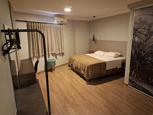 Kahden hengen superior-huone | Yksilöllisesti kalustettu, työpöytä