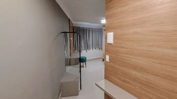 Habitación individual superior | Muebles diferentes, escritorio y espacio para trabajar con laptop