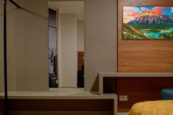 Muebles diferentes, escritorio y espacio para trabajar con laptop