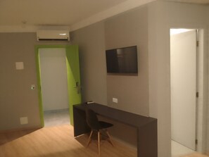 Unika möbler, skrivbord, arbetsyta för laptop och ljudisolering