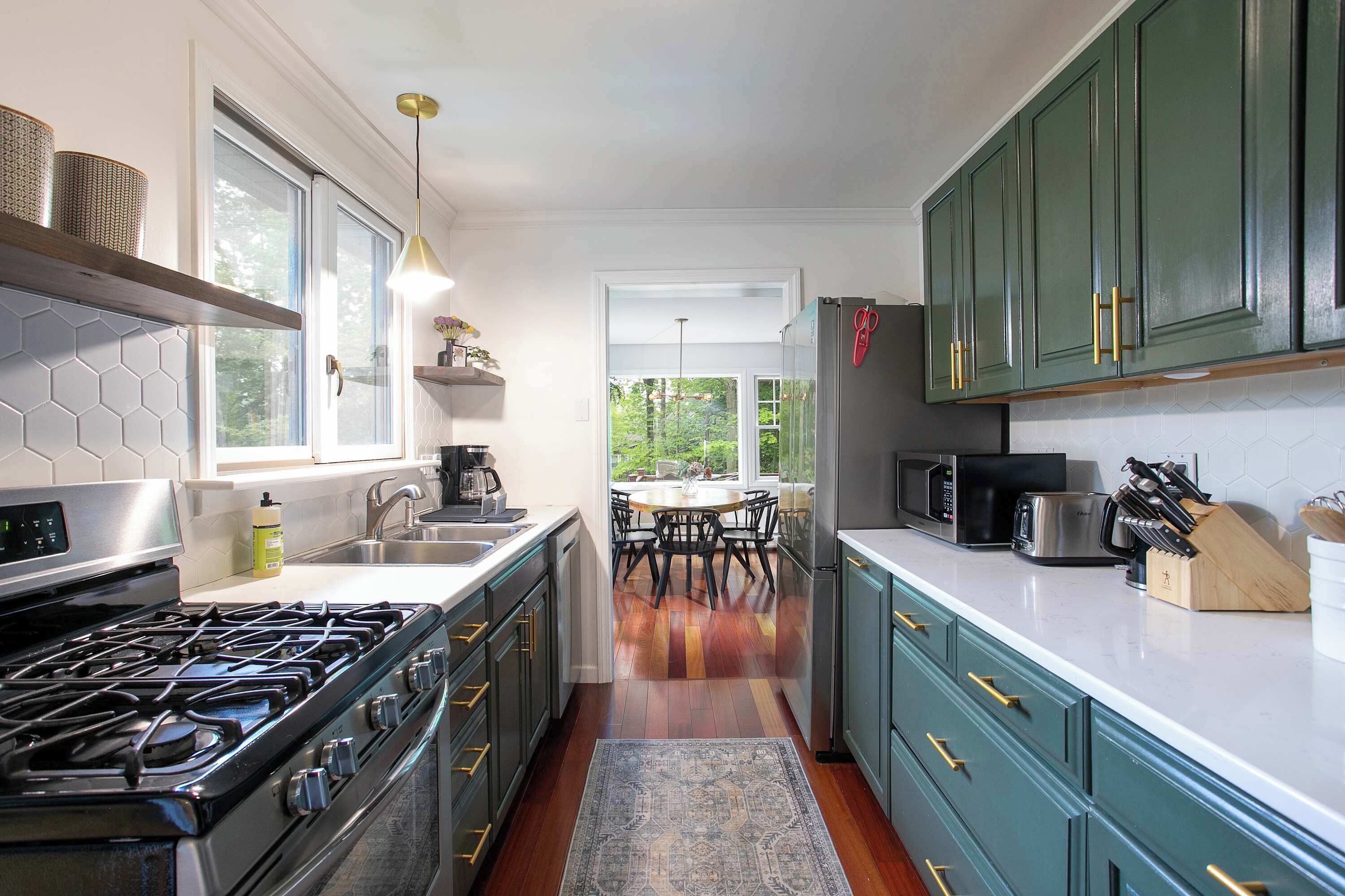 Kjøleskap, mikrobølgeovn, ovn og kokeplater