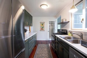 ثلاجة، ميكروويف، فرن، موقد طهي مسطح