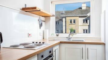 冷蔵庫、電子レンジ、オーブン、コンロ