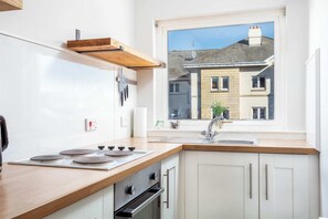 Fridge, microwave, oven, stovetop - The Orchard - Donnini Apartments (Ayr)