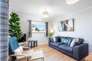 TV - The Orchard - Donnini Apartments (Ayr)
