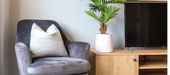 Leeward House - Donnini Apartments