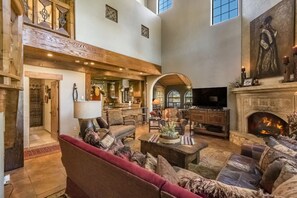Smart TV, fireplace, video games, foosball - Unique mountain home with hot tub (Angel Fire)