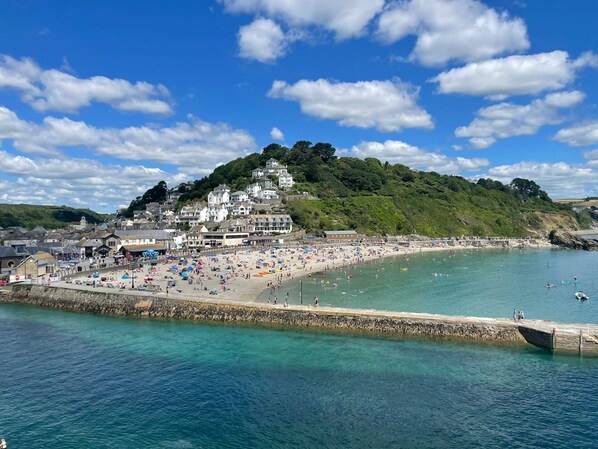 På stranden, solsenger og strandhåndklær