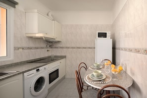 Fridge, microwave, oven, coffee/tea maker