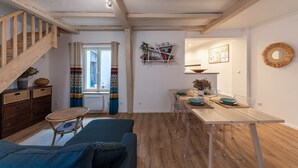 Ein modernes Interieur mit Essbereich, Treppe und Wohnzimmer.