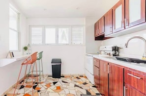 Microondas, cafetera y tetera y utensilios de cocina