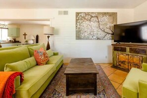 Älytelevisio, takka, pöytätennispöytä, kirjoja