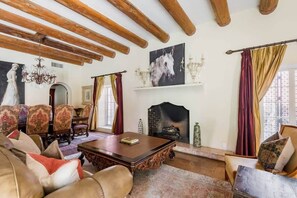 Smart TV, fireplace, table tennis, books - Grand Adobe - 28 Guests, 12 Bedrooms, Heated Pool (Phoenix)
