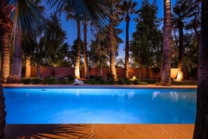 Unclassified image, 4 of 110, button