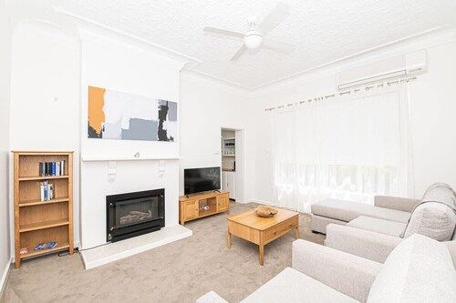 Anson Cottage - 1900 CBD Home, Private & Practical
