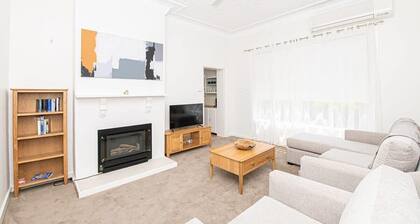 Anson Cottage - 1900 CBD Home, Private & Practical