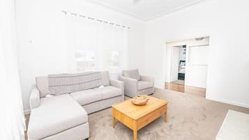 Una televisión, Netflix, servicios de streaming, una oficina