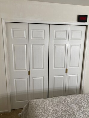 2 bedrooms, desk, iron/ironing board, free WiFi