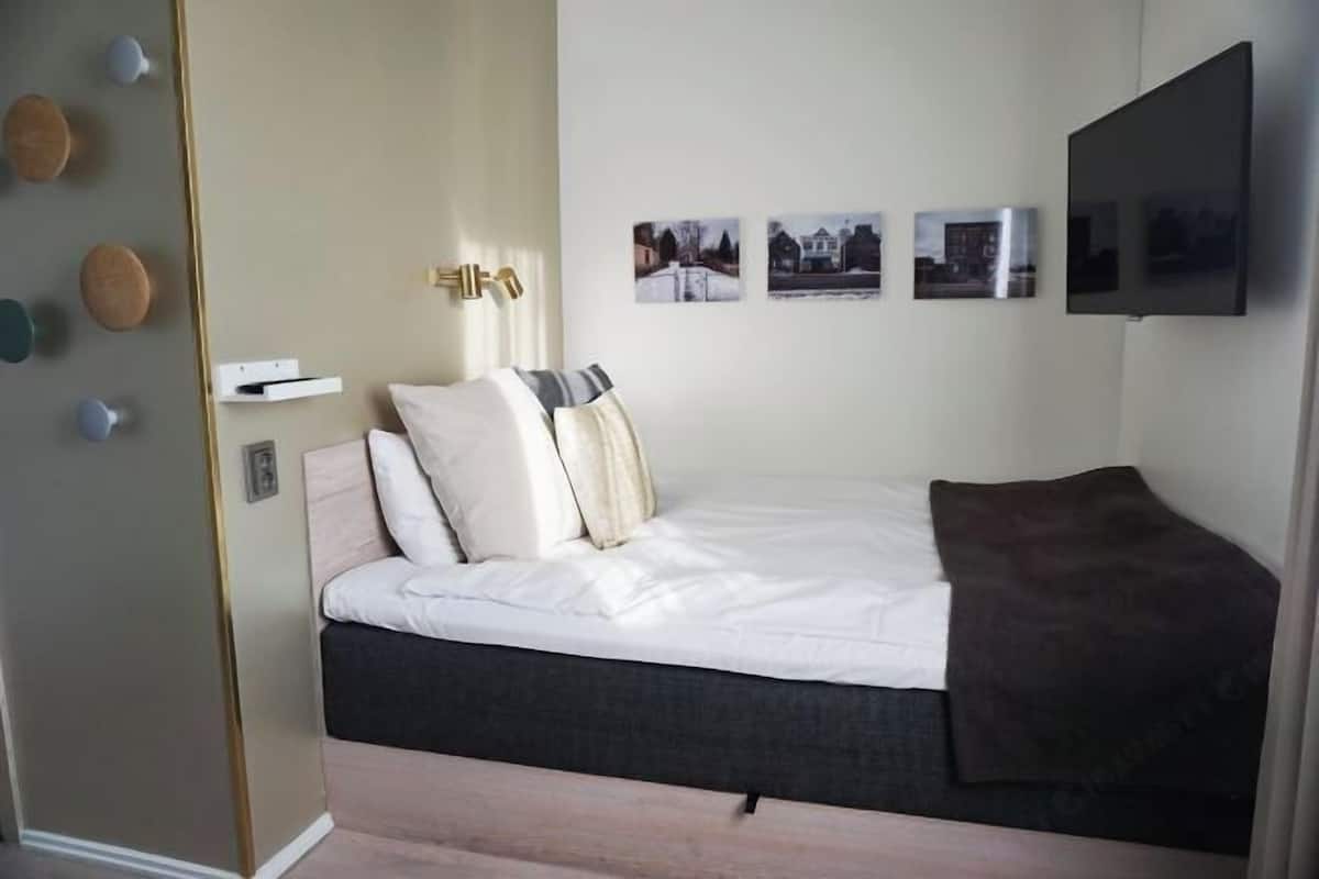 1 bedroom, individually decorated, individually furnished, desk