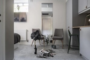 Decoración personalizada, muebles diferentes y escritorio 