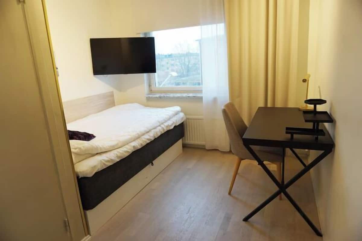 1 sovrum, individuell inredning, unika möbler och skrivbord