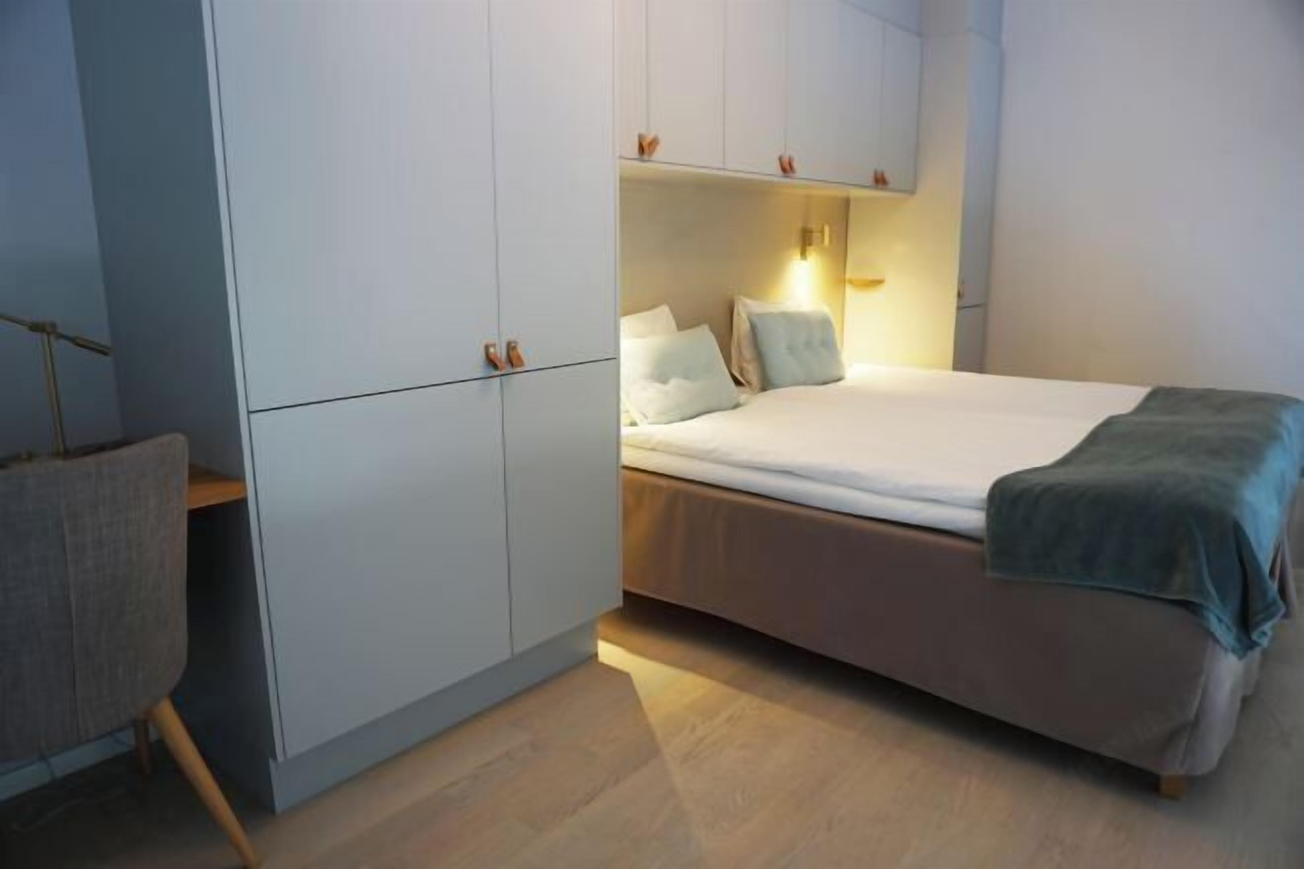 Decoración personalizada, muebles diferentes y escritorio 