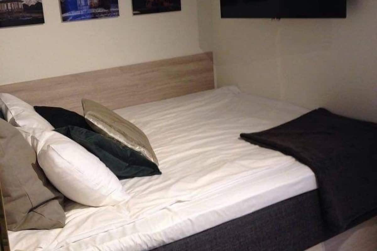 Studio Comfort | 1 sovrum, individuell inredning, unika möbler och skrivbord