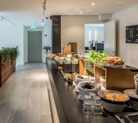 Se ofrece un desayuno a la carta (185 SEK por persona). Avanti Hotel