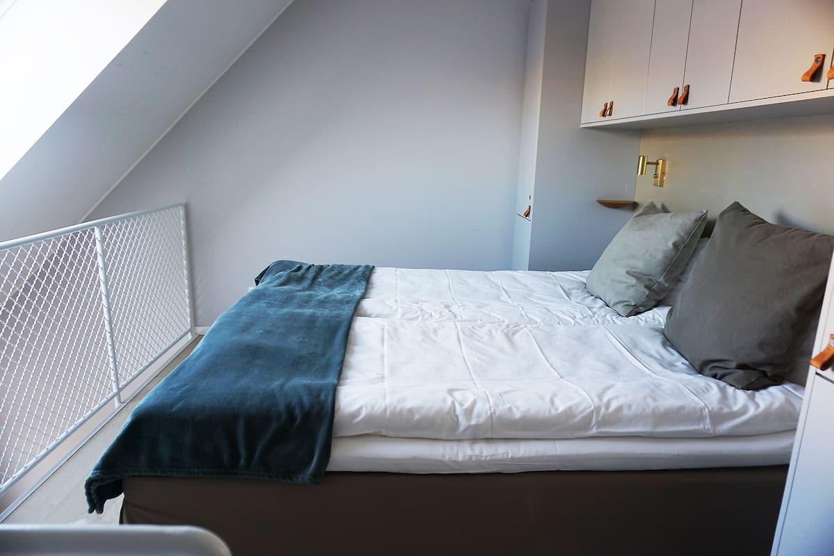 1 sovrum, individuell inredning, unika möbler och skrivbord