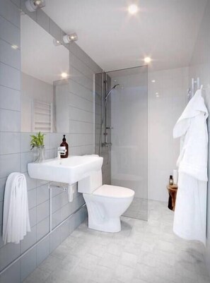Apartamento conforto, 1 cama Queen | Banheiro | Chuveiro, secador de cabelo, piso aquecido, toalhas de banho