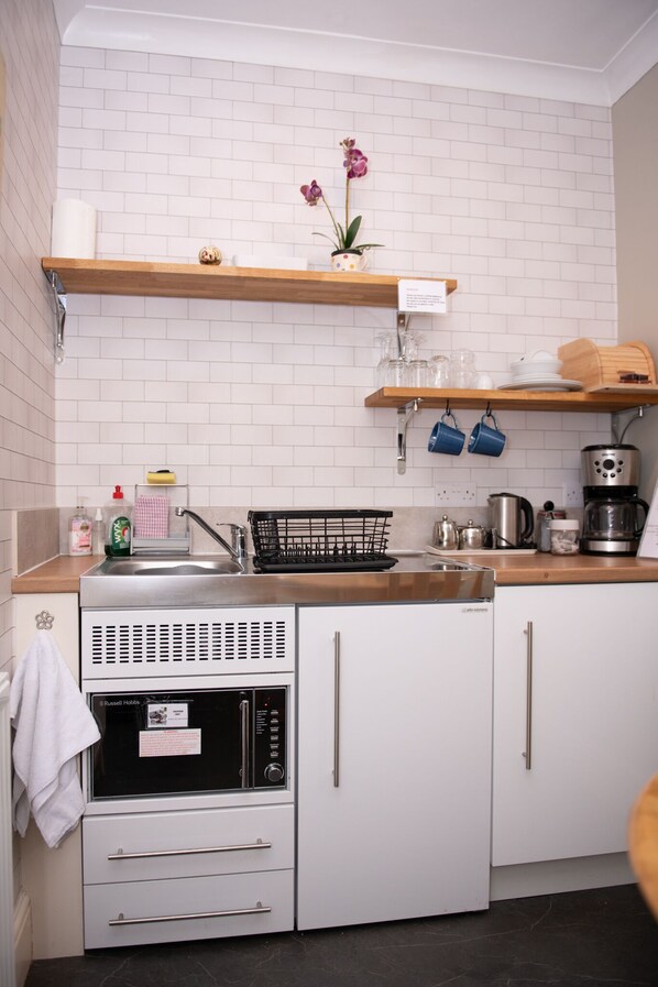 Coffee/tea maker, fridge, microwave, stovetop
