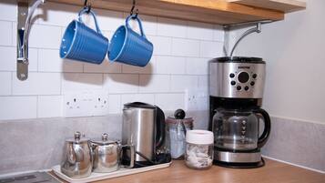 Kühlschrank, Mikrowelle, Herdplatte, Wasserkocher mit Kaffee-/Teezubehör