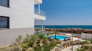 Ein modernes Gebäude mit Pool und Meerblick.