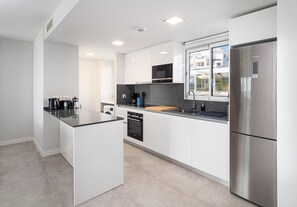 Een koelkast, een microgolfoven, een oven, een vaatwasser