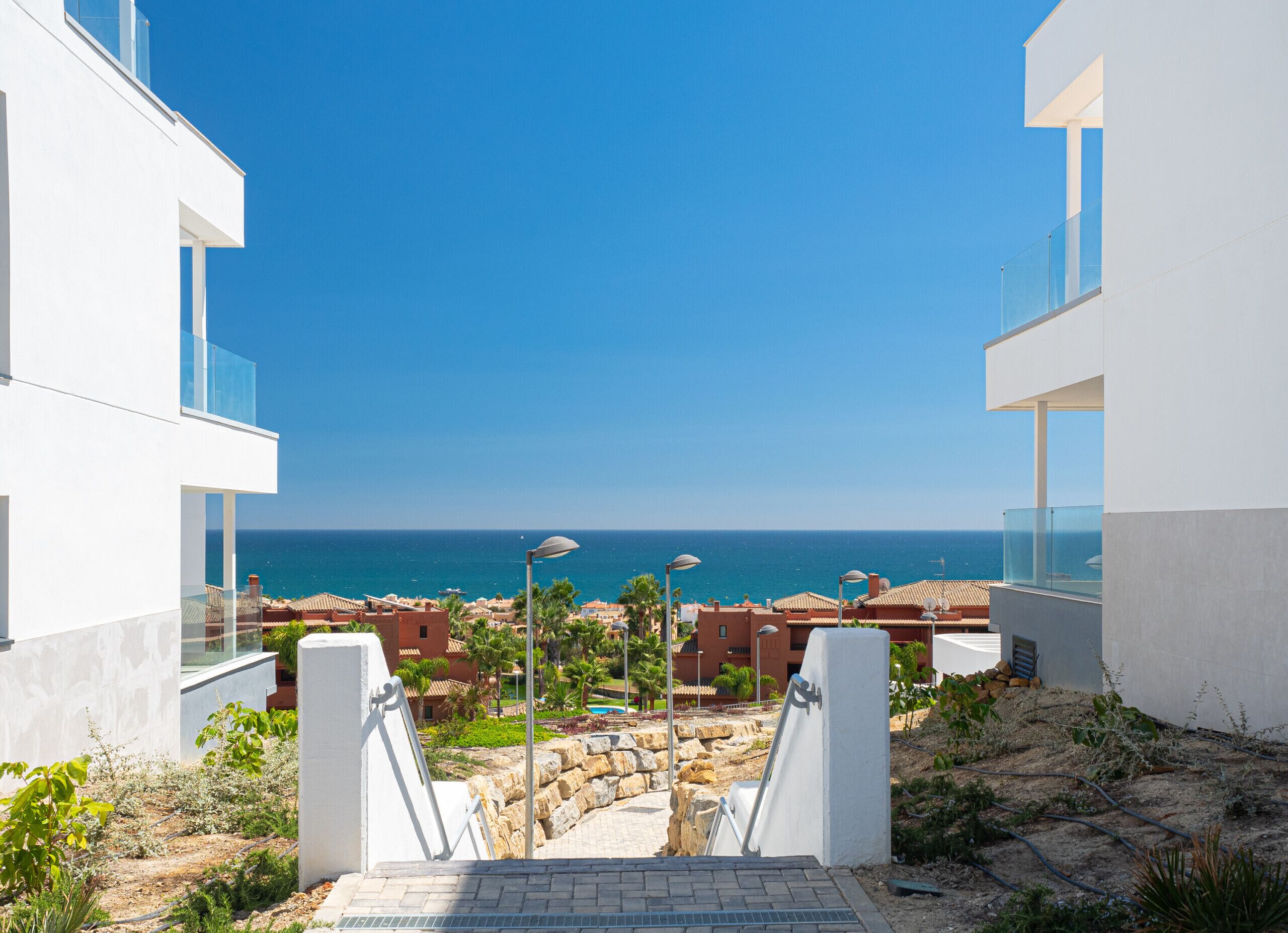 Un bâtiment moderne avec vue sur la mer.